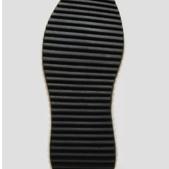 NWT Universal Thread Platform Hiker Boots - Black - US 11. Water repellent - Picture 4 of 4